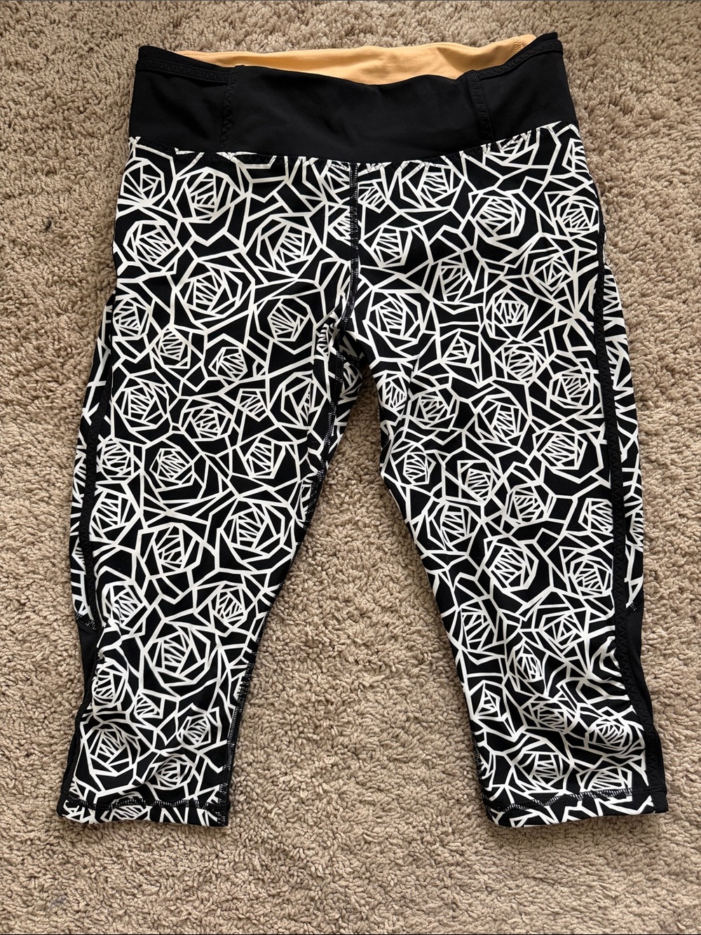 New Lululemon Black and White Floral Print capri Leggings size 8